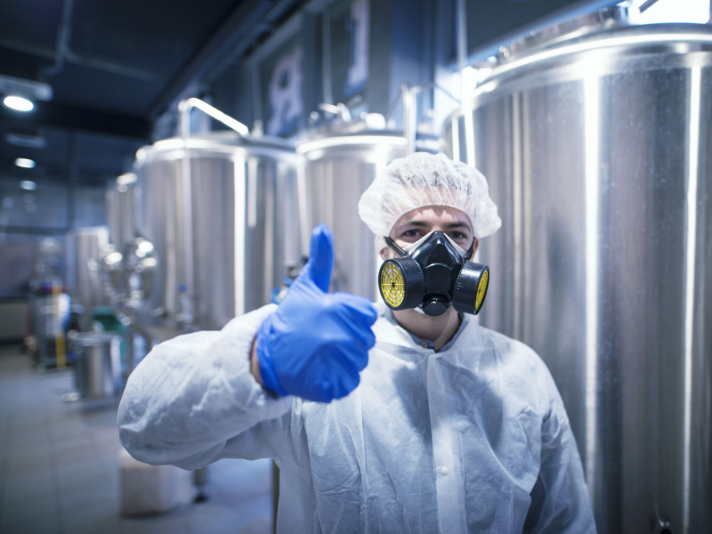 banner-vantagens-e-seguranca-bombas-quimicas-na-industria-122751ff image Homem branco com roupas de proteção contra riscos químicos dando sinal de aprovação