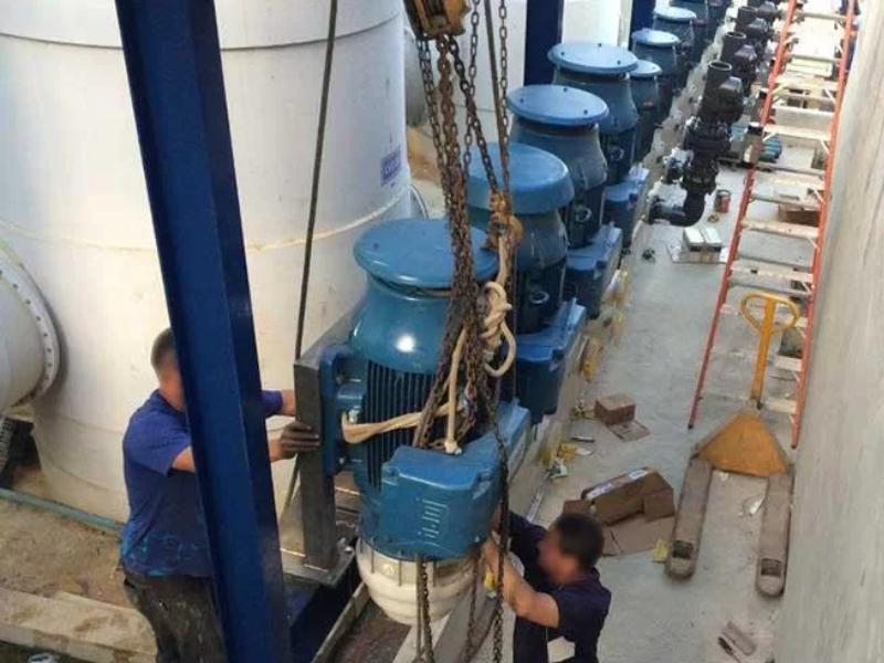 vantagens-e-beneficios-da-bomba-centrifuga-banner-7dc61936 image Dois homens brancos de uniforme azul instalando bomba centrífuga em indústria